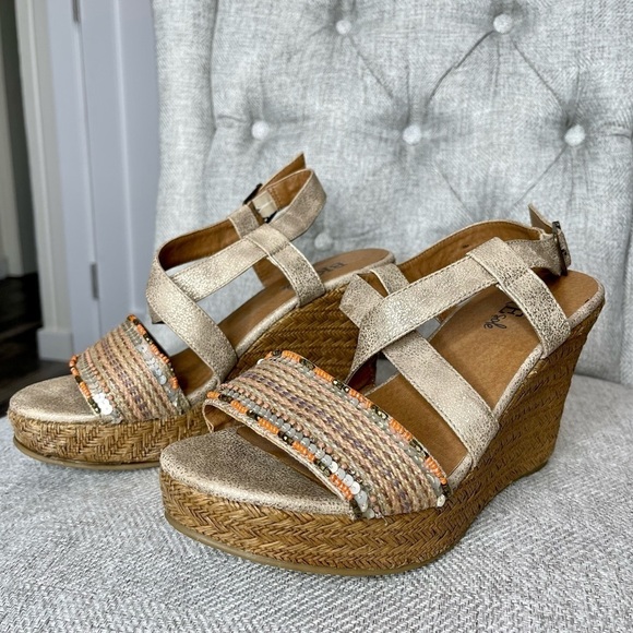 BKE Womens Beaded Golf Faux Leather Sling Back Wedge Sandals Size 9 - Picture 1 of 4
